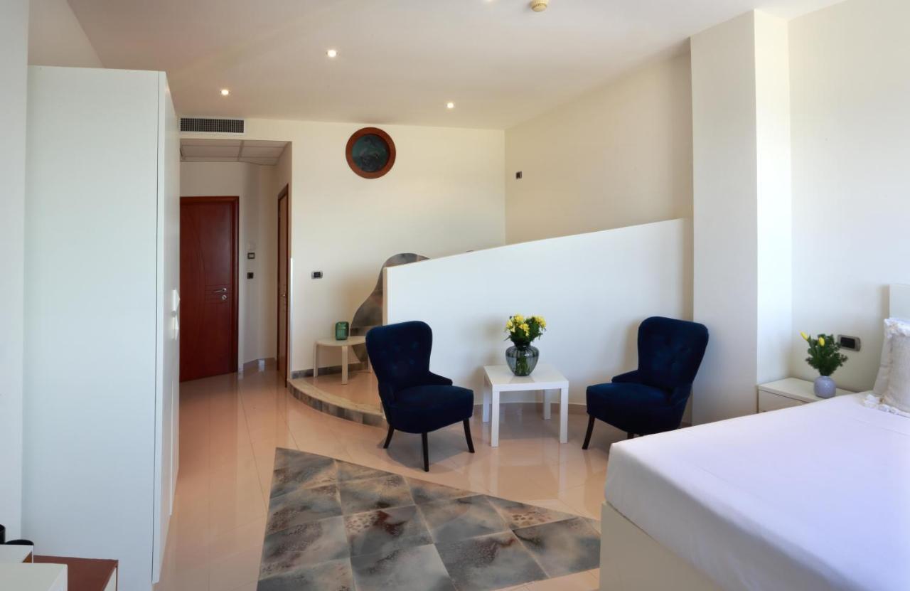 Piccadilly Rooms Restaurant And Beach Santa Maria al Bagno Zewnętrze zdjęcie