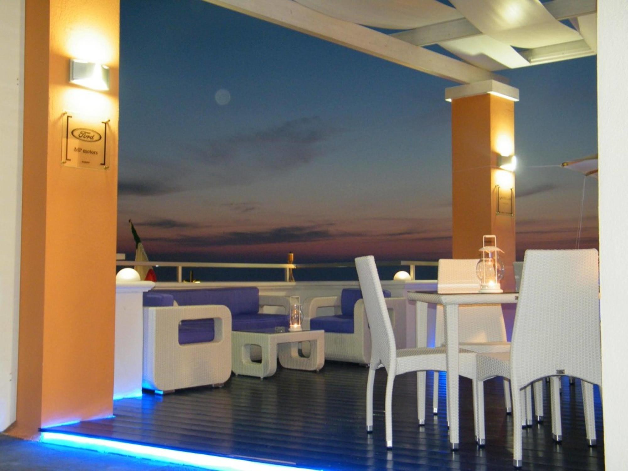 Piccadilly Rooms Restaurant And Beach Santa Maria al Bagno Zewnętrze zdjęcie