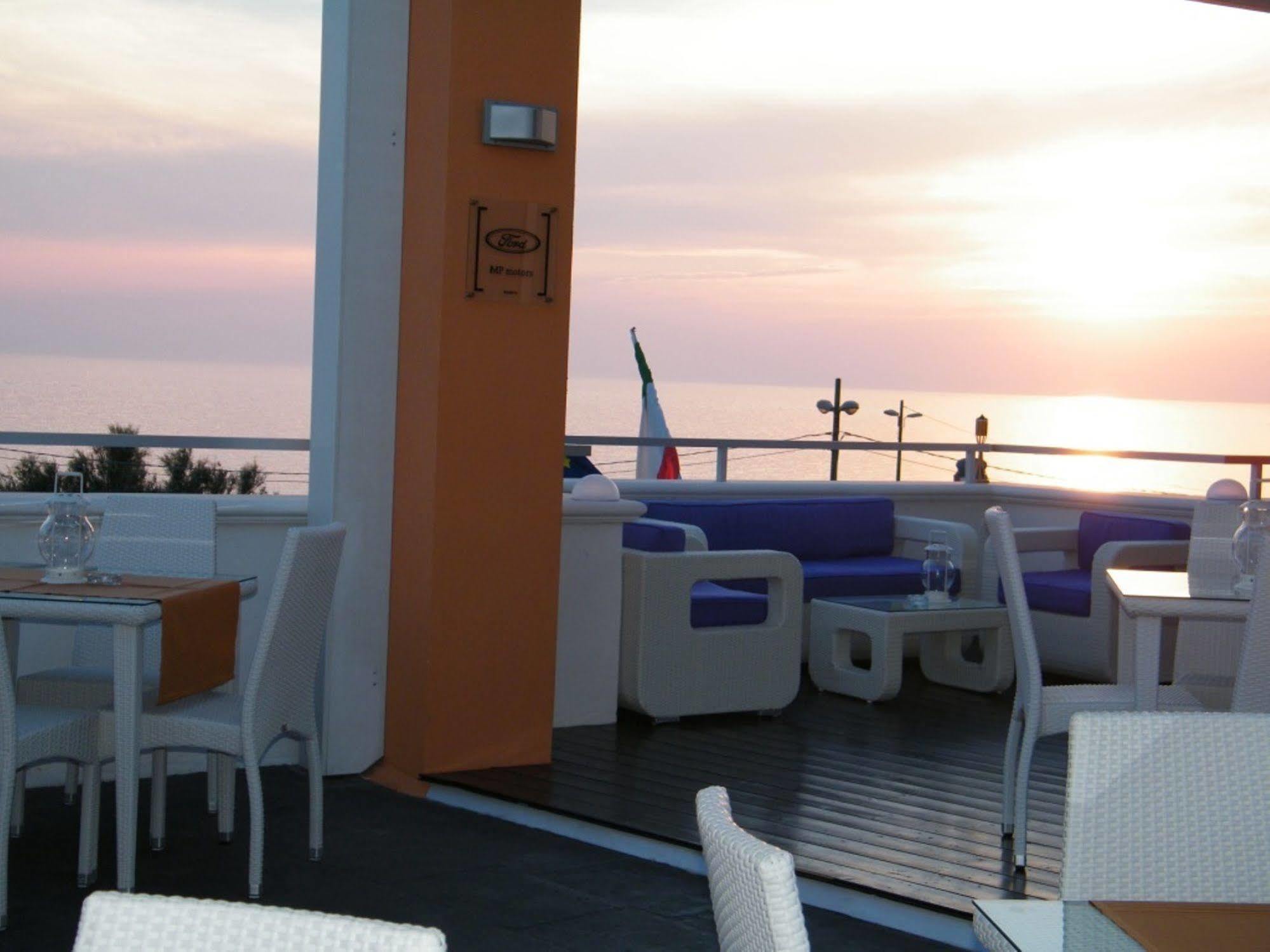 Piccadilly Rooms Restaurant And Beach Santa Maria al Bagno Zewnętrze zdjęcie