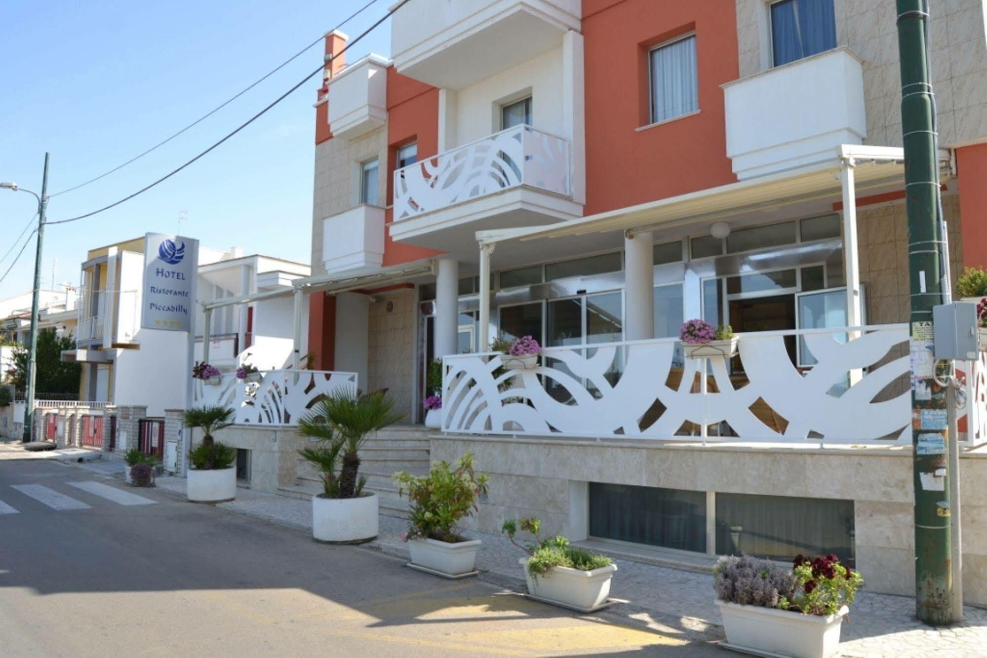 Piccadilly Rooms Restaurant And Beach Santa Maria al Bagno Zewnętrze zdjęcie