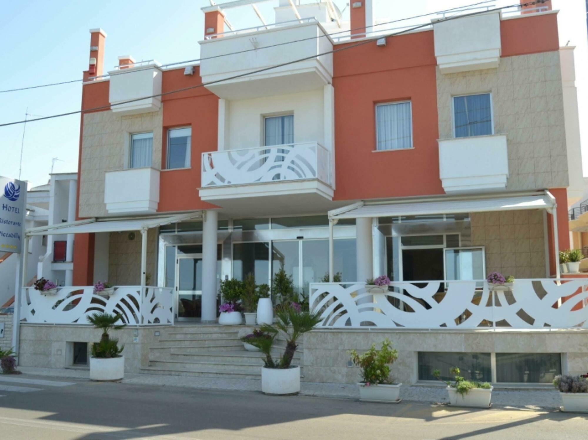 Piccadilly Rooms Restaurant And Beach Santa Maria al Bagno Zewnętrze zdjęcie